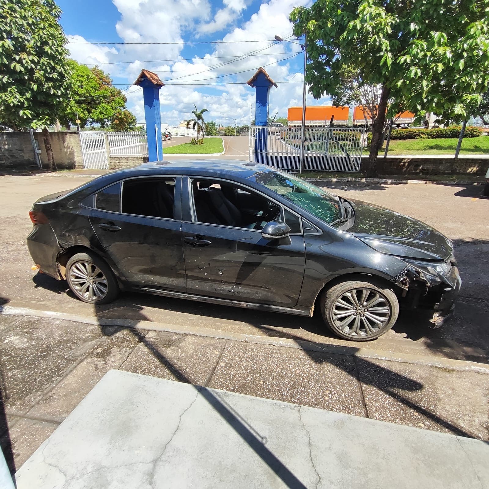 Imagem da notícia: Cravado de balas, carro conduzido por homem que fugiu sem pagar posto é encontrado em Guaraí