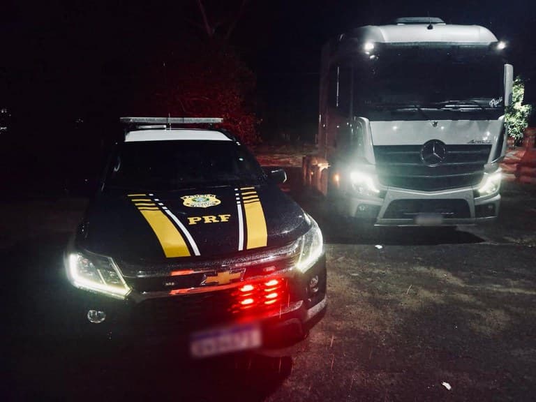 Foto da notícia: PRF apreende em Guaraí carreta boiadeira adulterada transportando 81 cabeças de gado