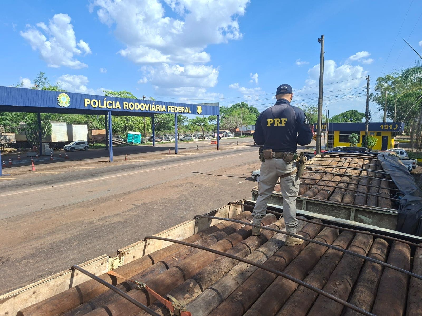 Foto da notícia: PRF apreende cargas de madeira ameaçada de extinção em Guaraí e Palmeiras do Tocantins