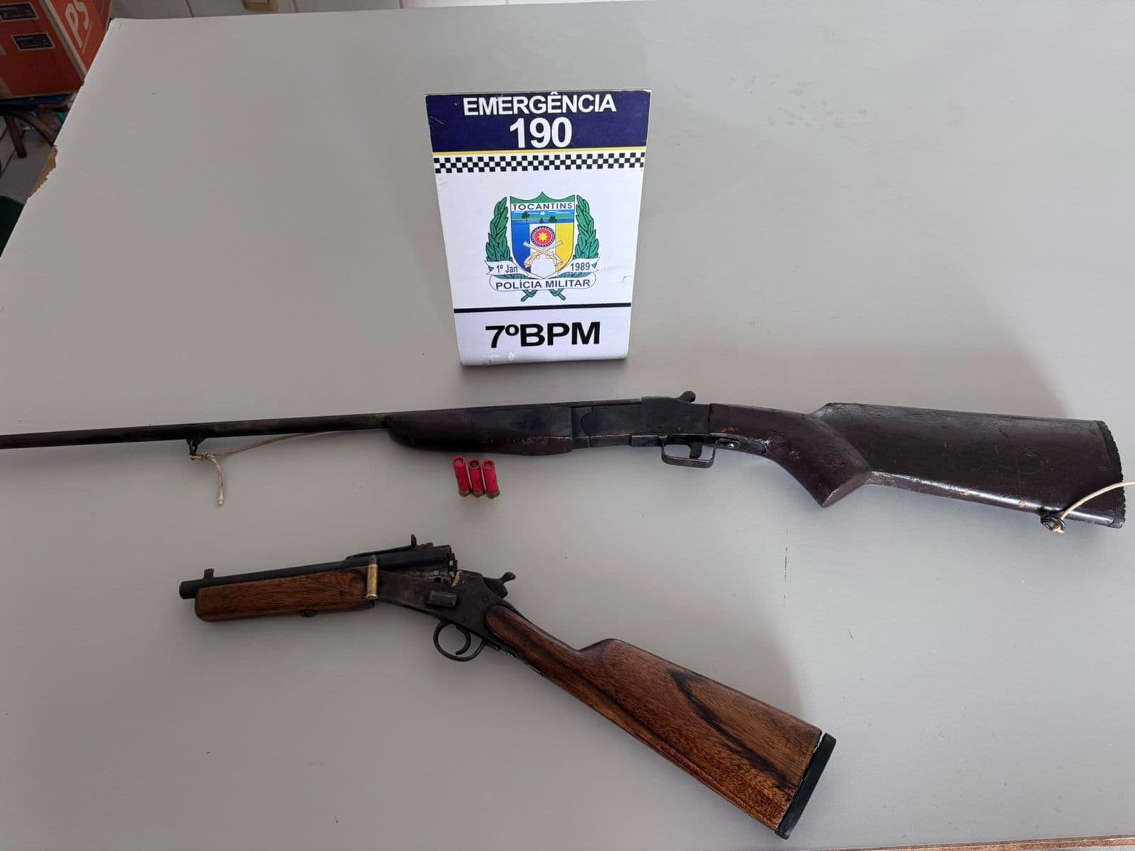 Imagem da notícia: PM apreende armas no Setor Serrinha após homem de 51 anos ameaçar jovem vendedor de 19