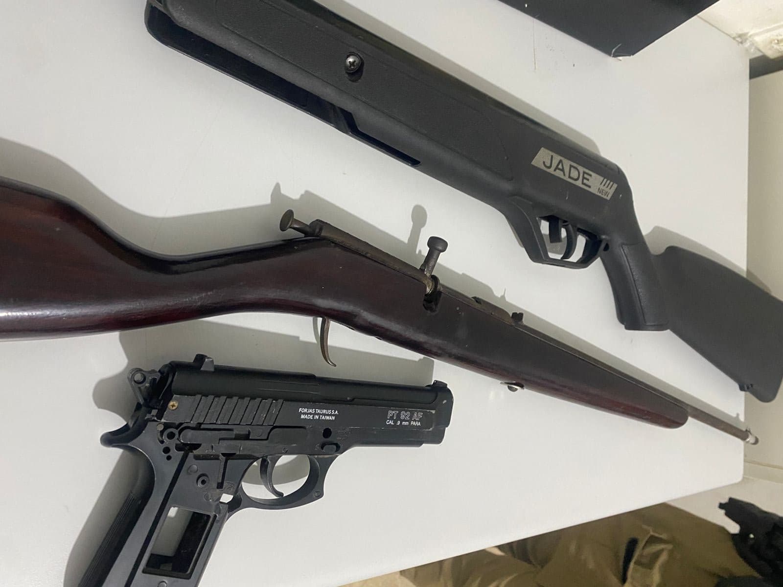 Imagem da notícia: PM apreende espingardas e pistola simulacro após ‘treta’ entre vizinhos em Guaraí; dois foram detidos