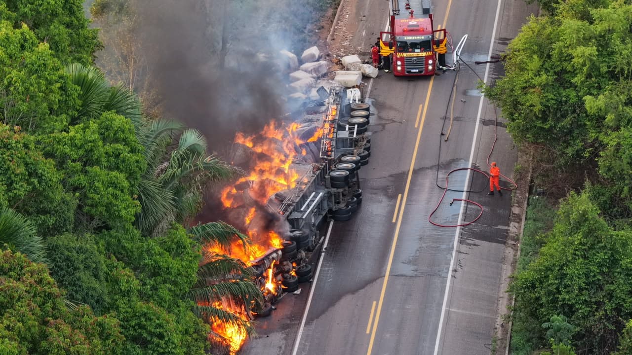 Foto da notícia: Incêndio em carreta carregada com fardos de algodão bloqueia BR-153 entre Guaraí e Tabocão