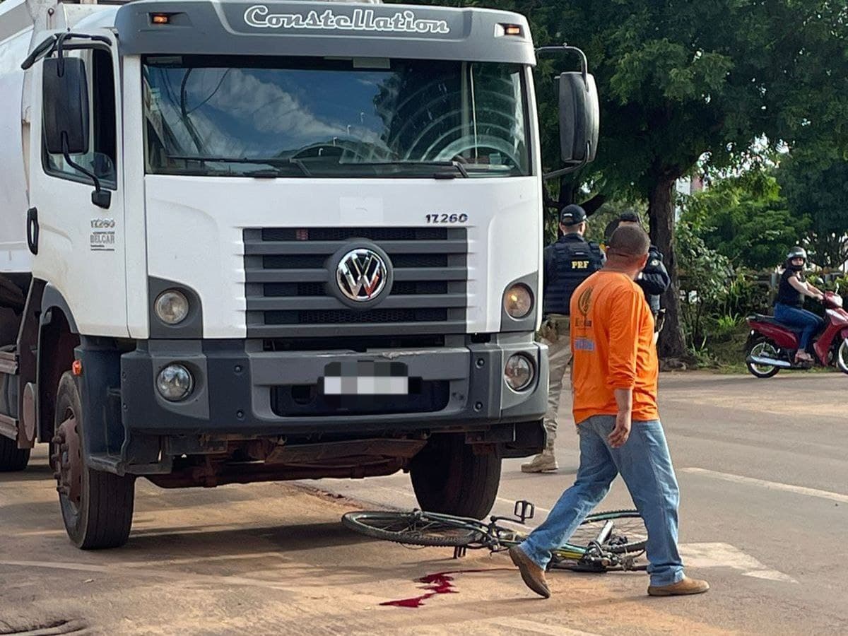 Imagem da notícia: Mulher fica ferida na perna após colisão entre bicicleta e caminhão de lixo no Centro de Guaraí