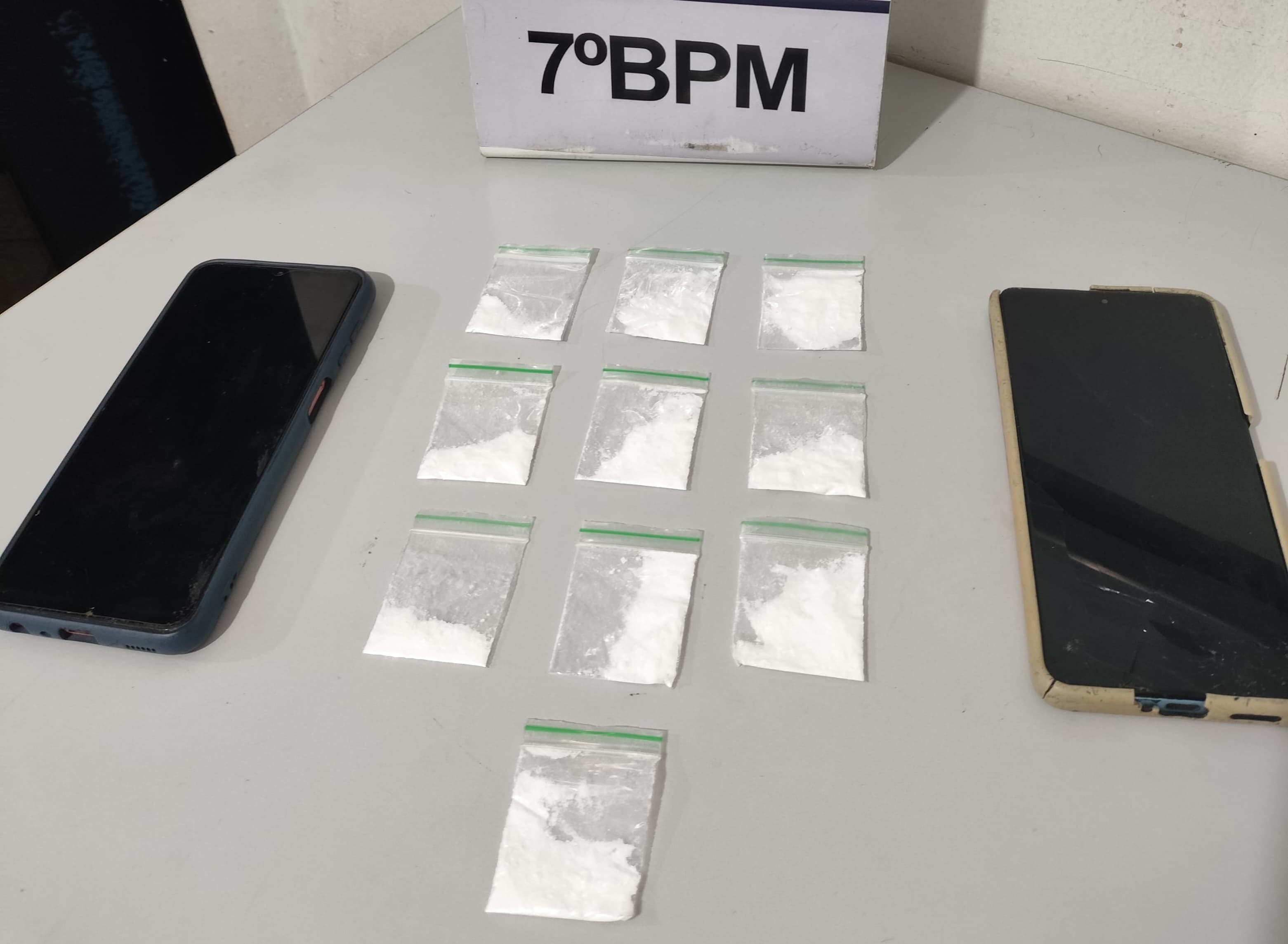 Imagem da notícia: Suspeitos são vistos no Jardim Brasília, fogem da PM e acabam presos com cocaína no Centro