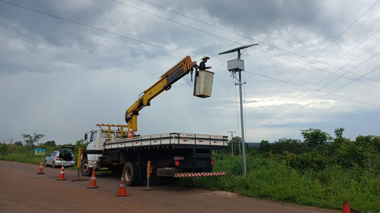 Imagem da notícia: Câmeras com IA do CONSEG vão flagrar descarte de lixo às margens de córrego e vias públicas