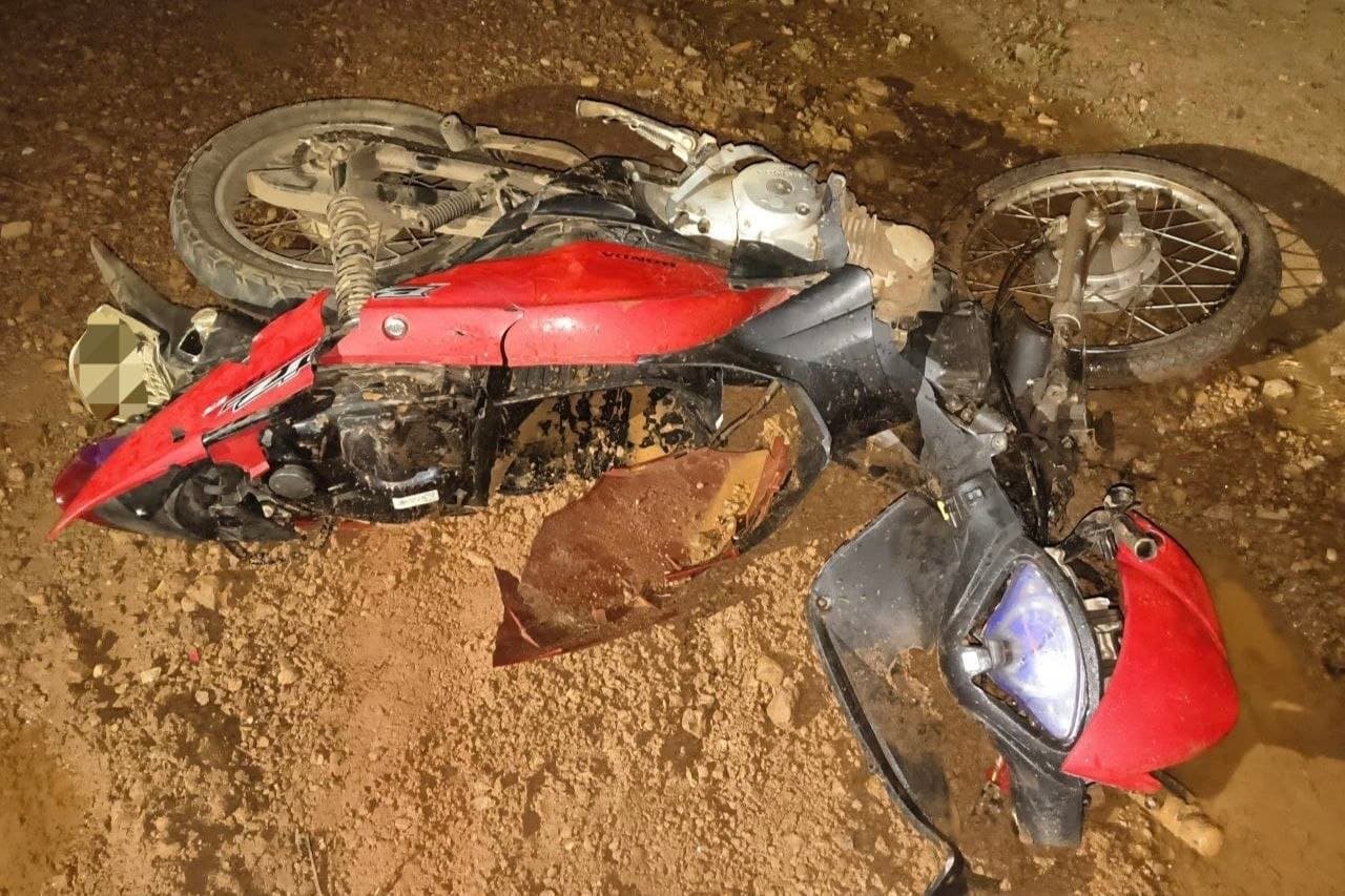 Imagem da notícia: Hilux na contramão colide com moto Biz, foge sem prestar socorro e deixa dois feridos em Guaraí
