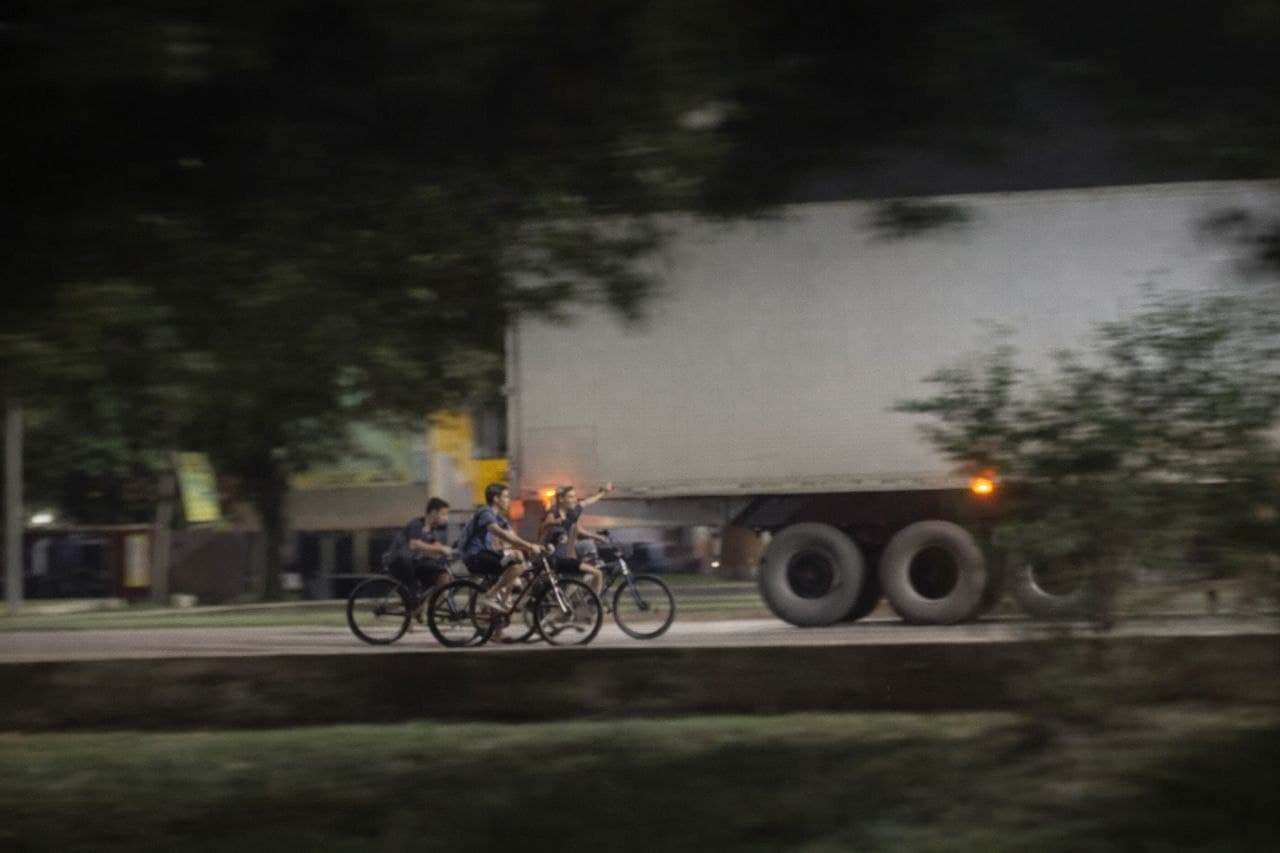 Foto da notícia: Seguidor flagra adolescentes pegando “rabeira” de baú bem próximo de base da PRF em Guaraí