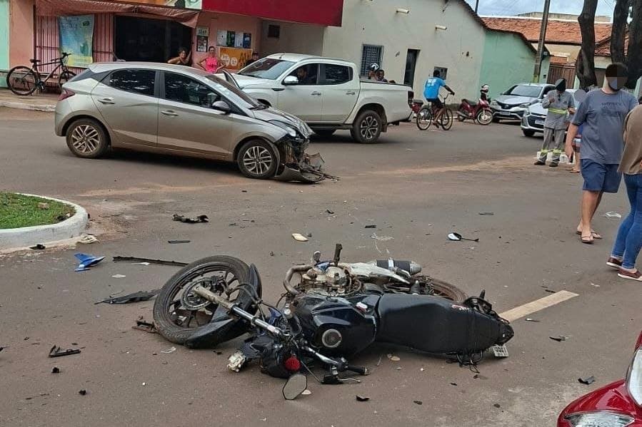 Foto da notícia: Condutor de moto é arremessado após colisão flagrada por câmera de segurança em Guaraí
