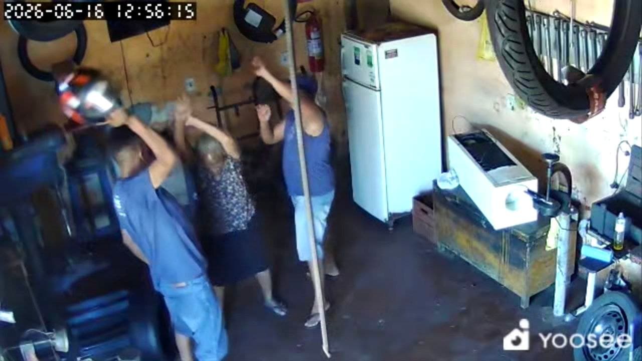 Foto da notícia: Câmera de segurança registra o próprio filho agredindo a mãe idosa com capacete em Guaraí