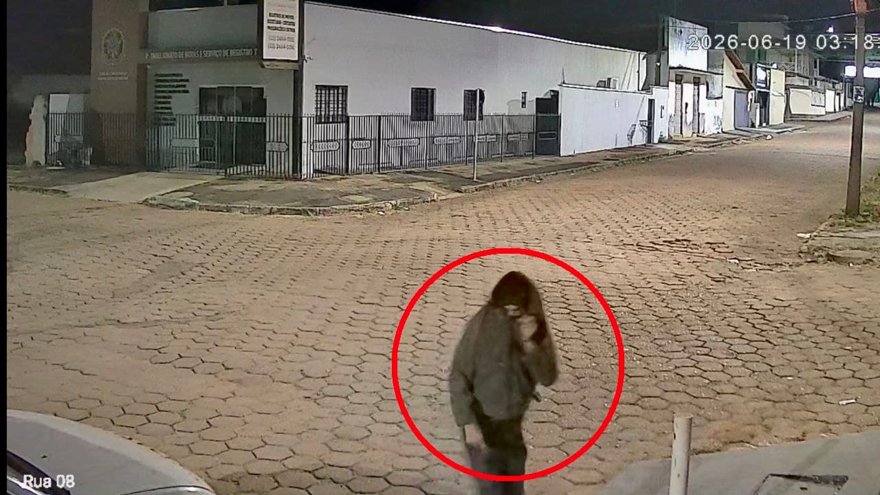 Imagem da notícia: Criminoso cobre o rosto durante tentativa de furto registrada por câmeras de segurança em Guaraí