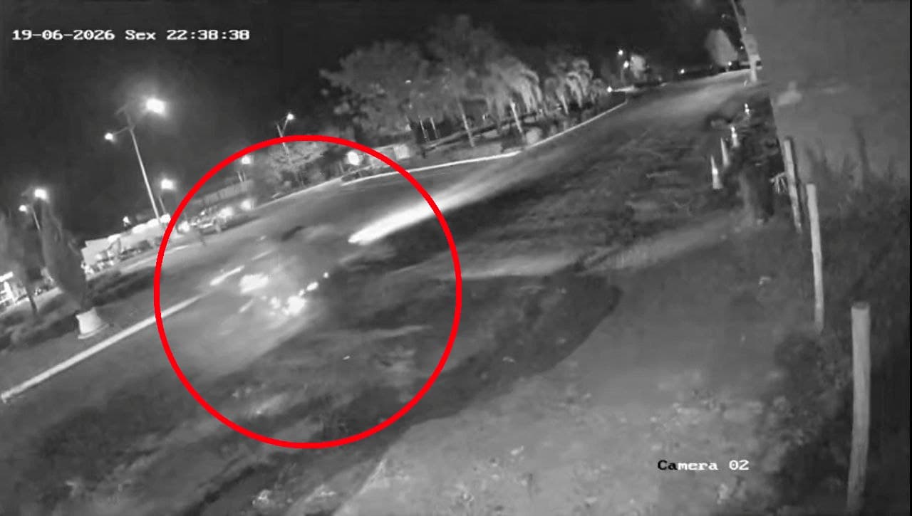 Foto da notícia: Câmeras de segurança flagram grave colisão após suposta disputa de velocidade em Guaraí