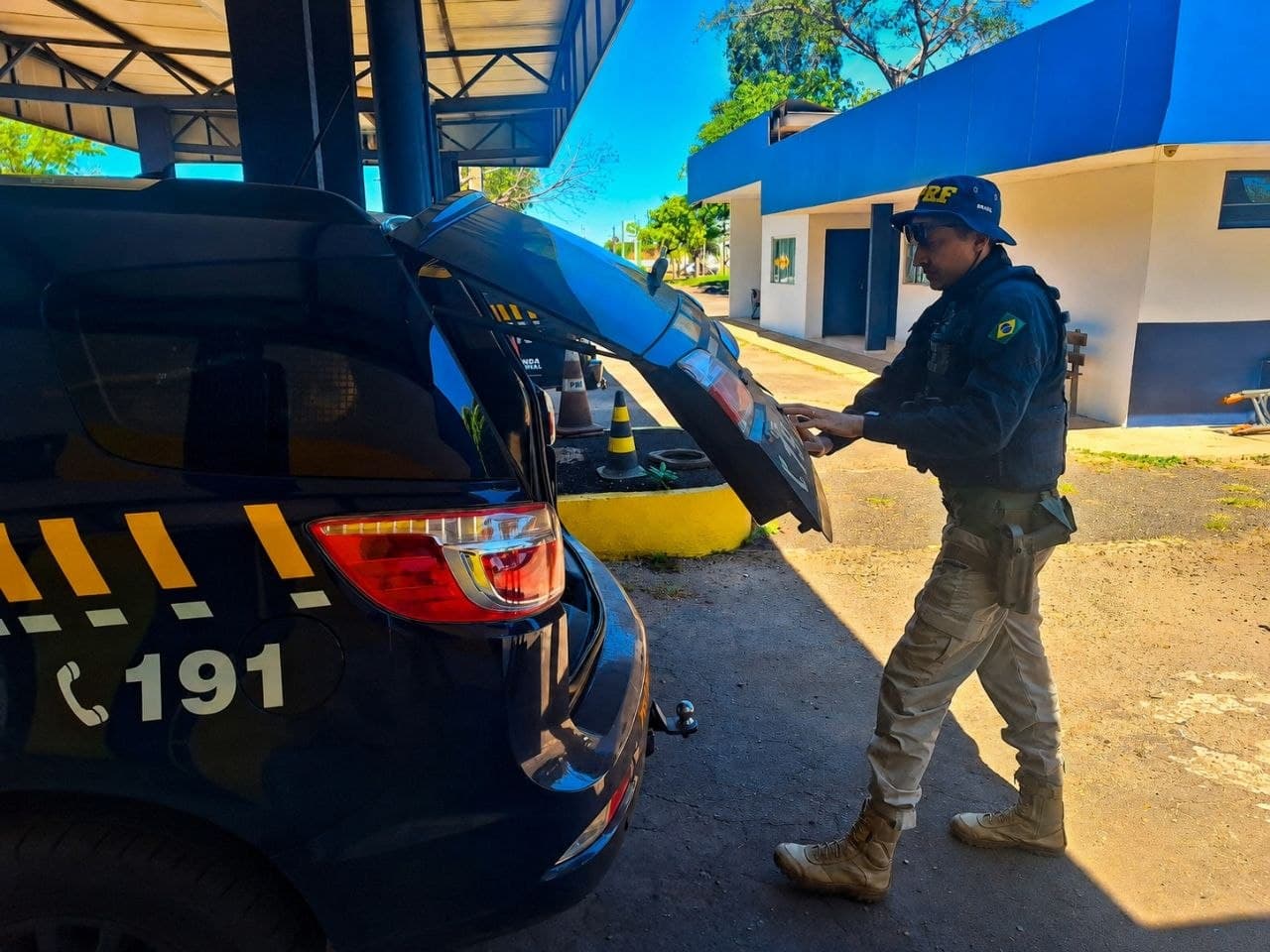 Foto da notícia: Foragido no interior de Goiás tenta usar documento de terceiro, mas acaba preso pela PRF em Guaraí