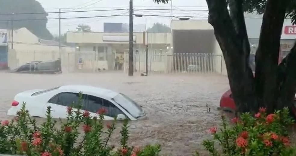 Imagem da notícia: Prefeita, vereadores, DNIT e BRK debatem soluções para os alagamentos no Centro de Guaraí