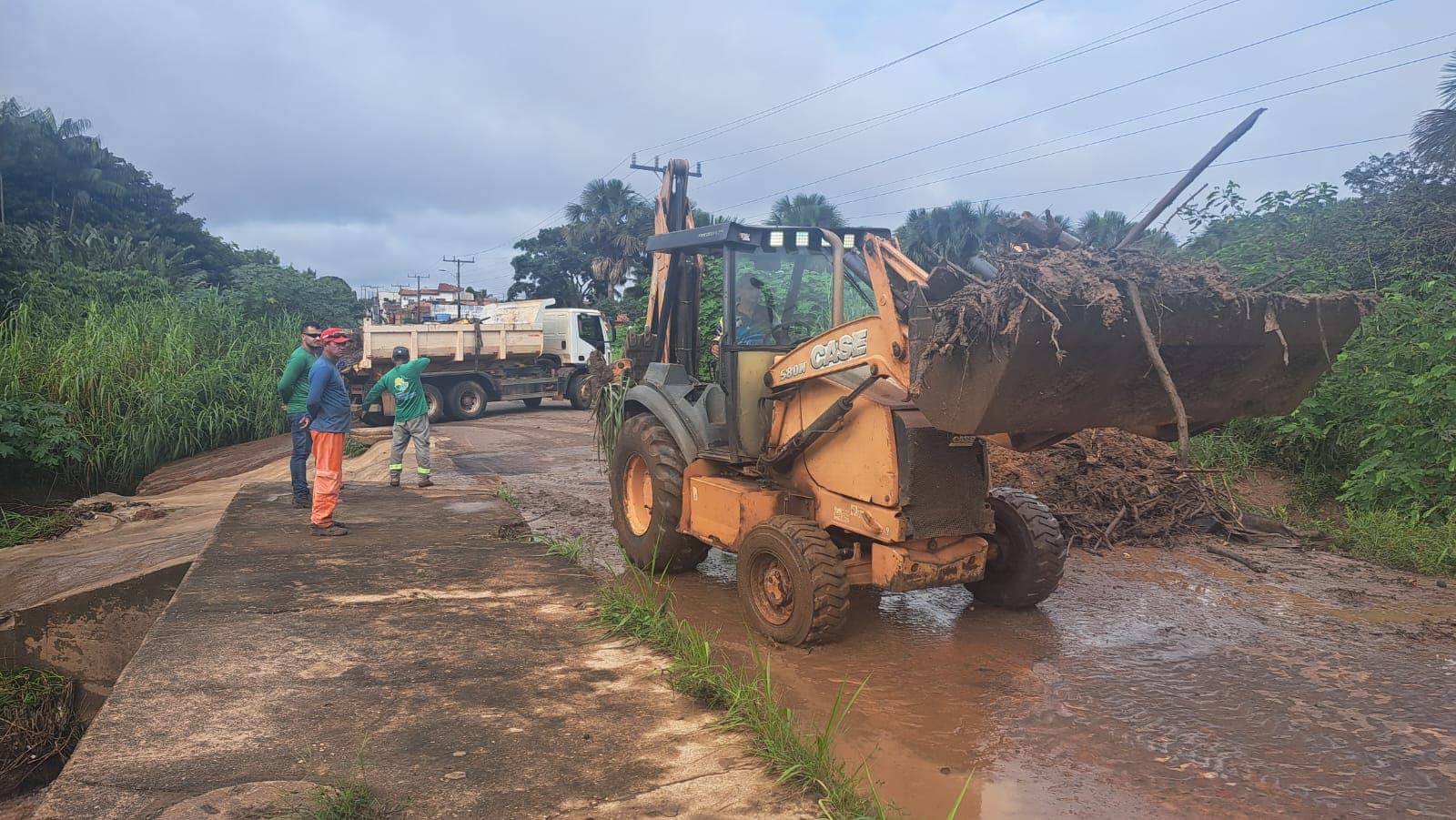 Imagem da notícia: 20 toneladas de entulho são removidas dos bueiros onde córrego transbordou em Guaraí