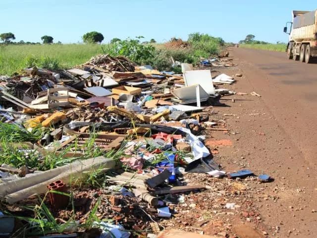 Imagem da notícia: Prefeitura gasta tempo e dinheiro limpando lixo de ‘porcalhões’ às margens de rodovia em Guaraí