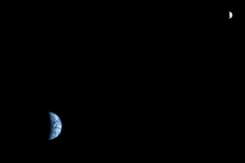 Imagem da notícia: Esta foto da NASA demonstra bem a distância entre a Terra e a Lua vista do espaço
