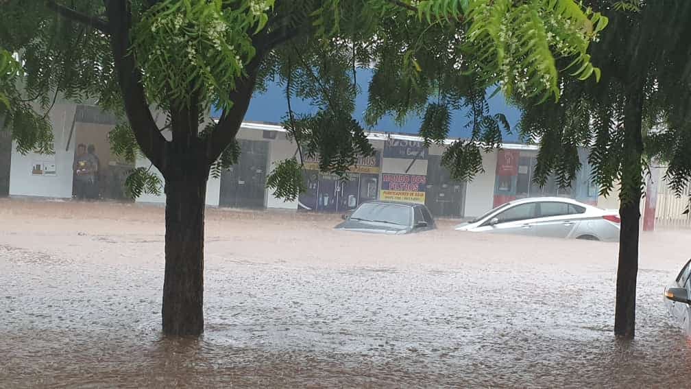 Imagem da notícia: Forte pancada de chuva provoca alagamentos, além de estragos em vários pontos de Guaraí