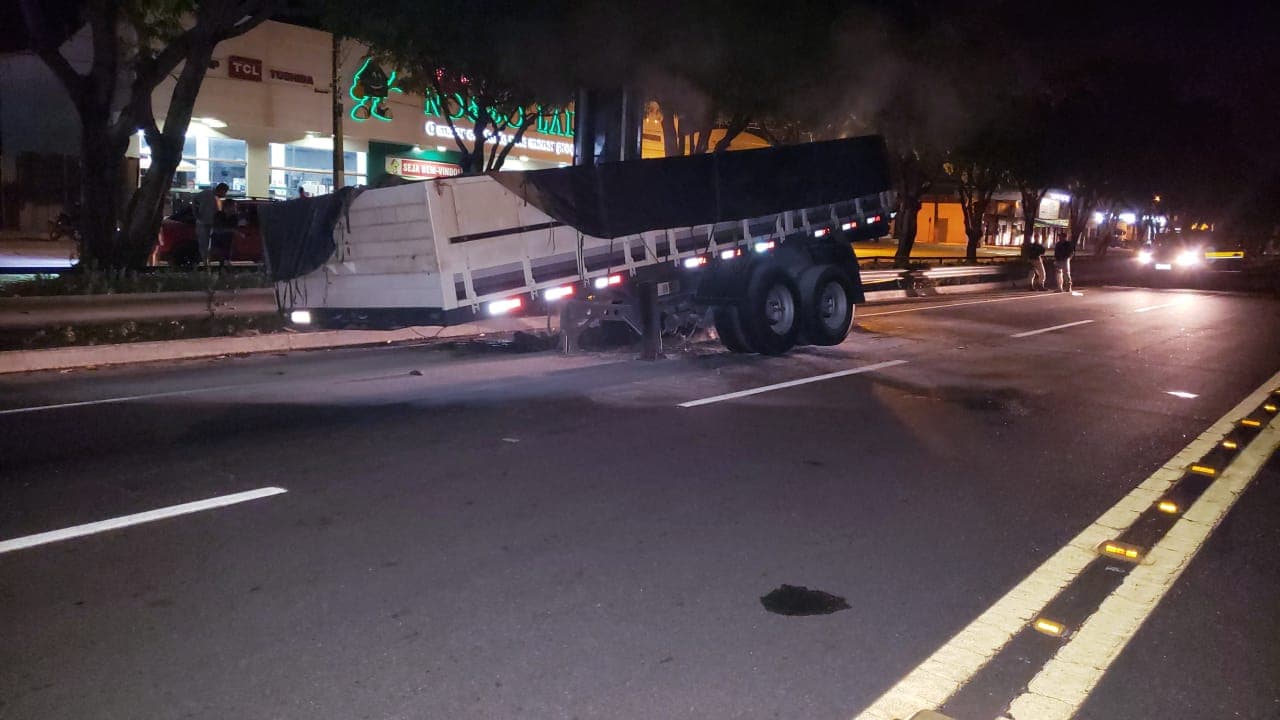 Imagem da notícia: Carreta carregada com minério pega fogo ao passar por trecho urbano da BR-153 em Guaraí