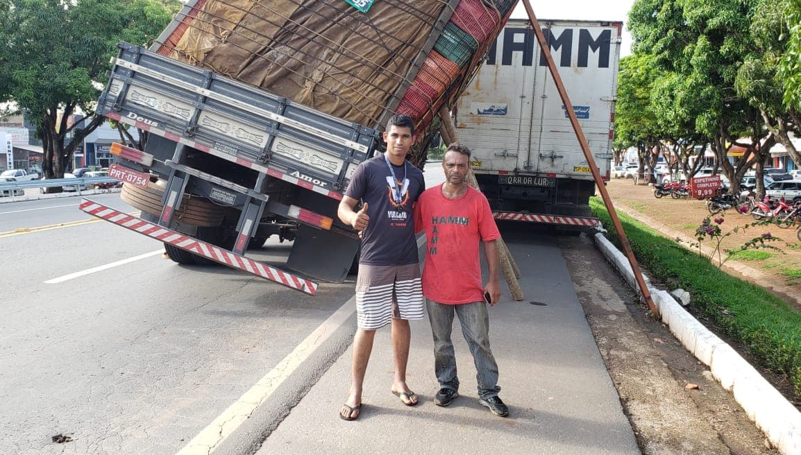 Imagem da notícia: Motorista usa o próprio caminhão para “escorar” verdureiro e evitar acidente em Guaraí