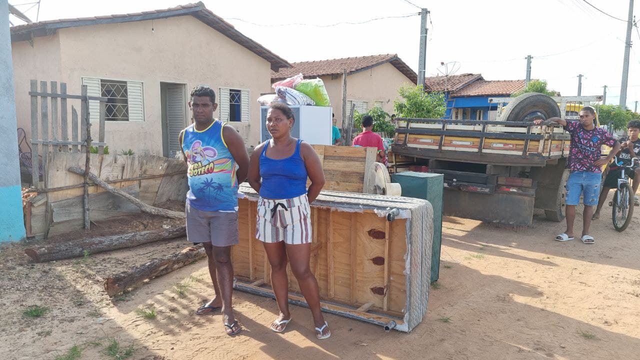 Imagem da notícia: Família é despejada de imóvel popular em Guaraí após receber chaves de funcionários da Prefeitura