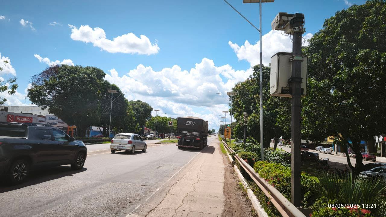 Imagem da notícia: Radar com espírito justiceiro em Guaraí pune até sombra de carro atravessando a faixa