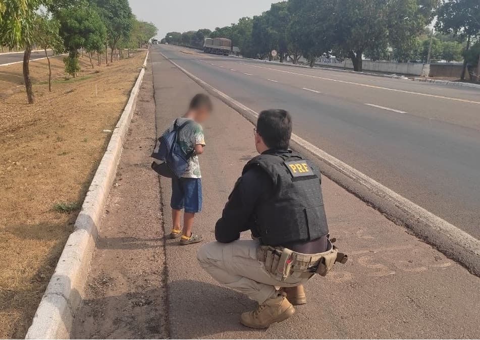 Imagem da notícia: PRF resgata criança sozinha na BR-153 em Guaraí; menor disse que iria para Tabocão visitar tia