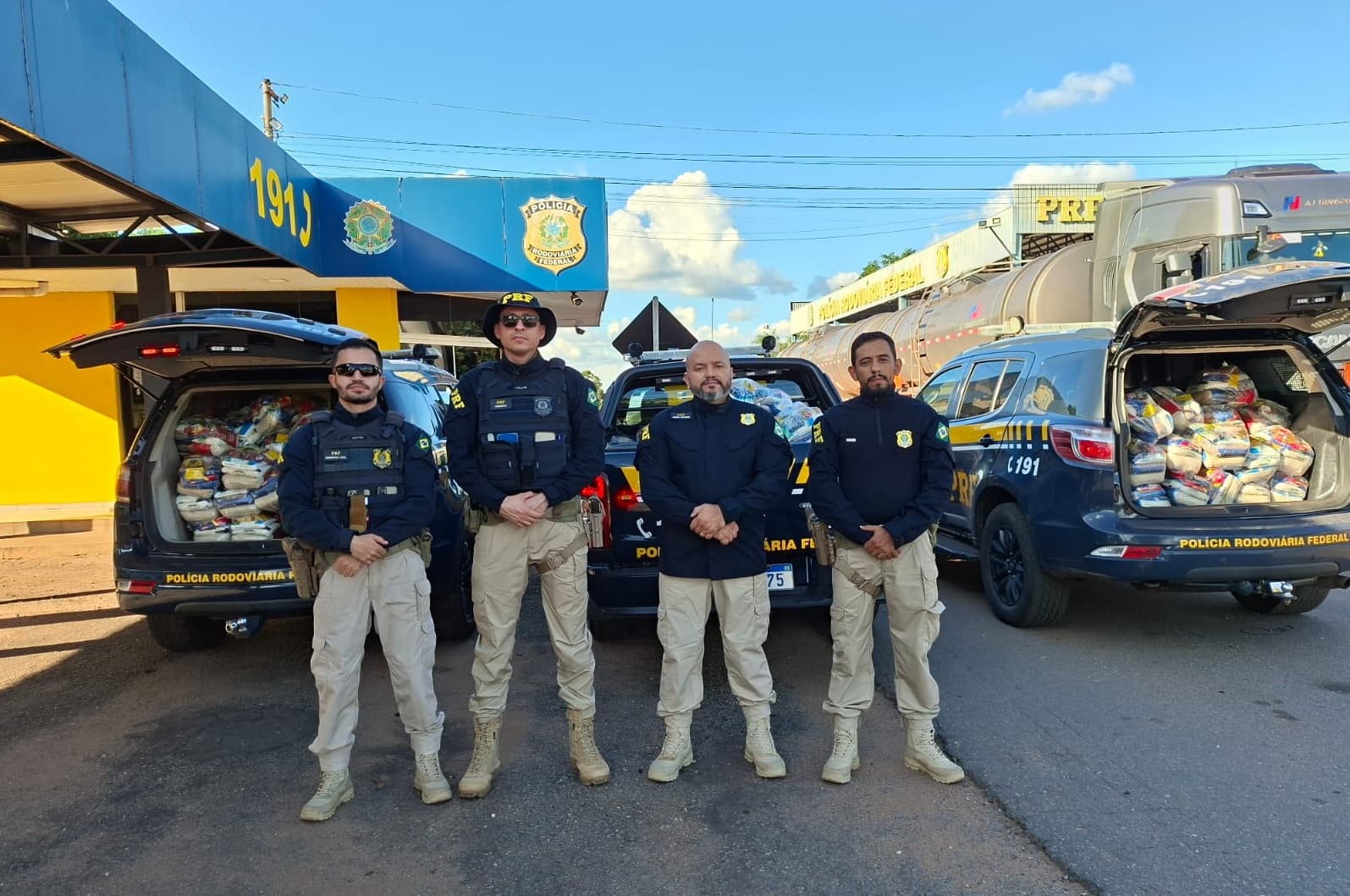 Foto da notícia: Com viaturas da PRF abarrotadas, policiais entregam mais de 110 cestas básicas em Guaraí