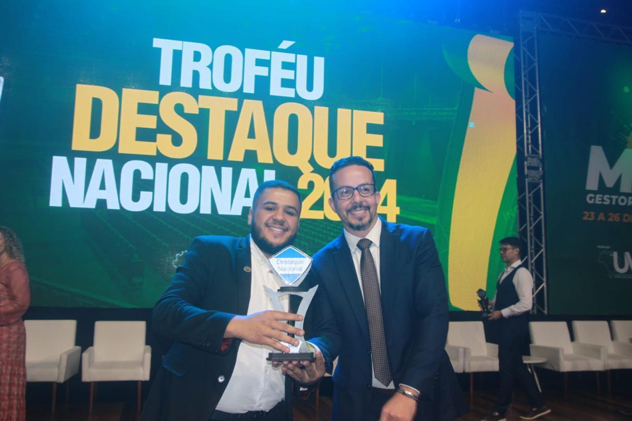 Vereador de Guaraí recebe troféu durante evento nacional por sugerir lei que beneficia PcD´s