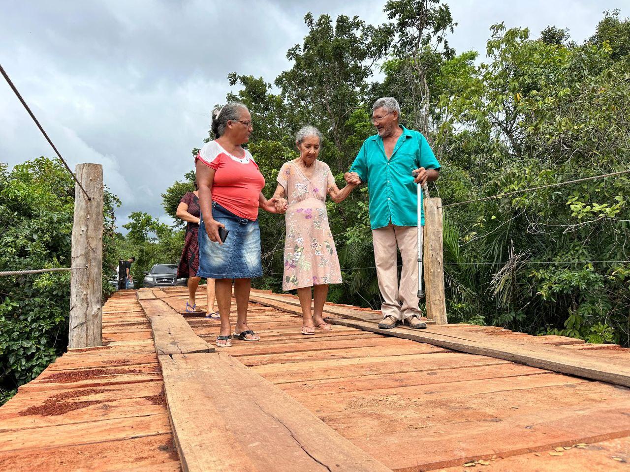 Idosa se emociona ao atravessar ponte que filhos ajudaram a reconstruir entre Guaraí e Tupiratins