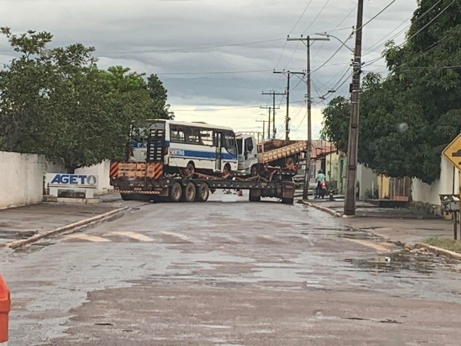 Caminhão prancha acerta poste durante manobra e deixa 142 clientes sem energia elétrica em Guaraí