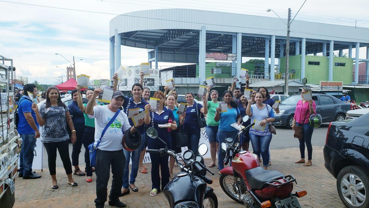 Educadores municipais realizam ato público e distribuem panfletos na feira coberta de Guaraí