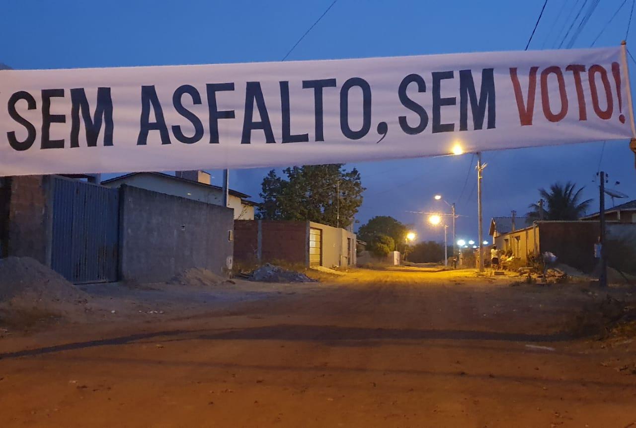 Faixas cobram pavimentação nas vias do Setor Alvorada II de Guaraí; “Sem asfalto, sem voto!”