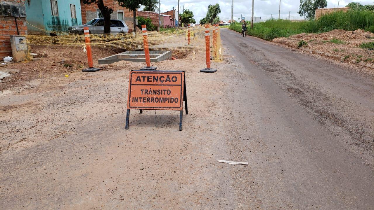Condutora de moto perde o controle e cai em buraco aberto para realização de obras em Guaraí