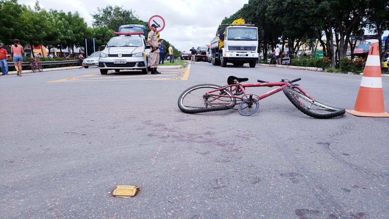 Três ficam feridos depois de acidente envolvendo moto, carro e bicicleta na BR-153 em Guaraí