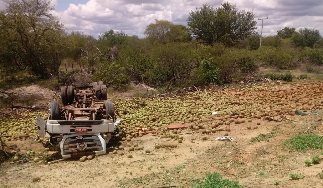 Caminhão com placas de Guaraí perde o controle e capota em acidente registrado na Bahia