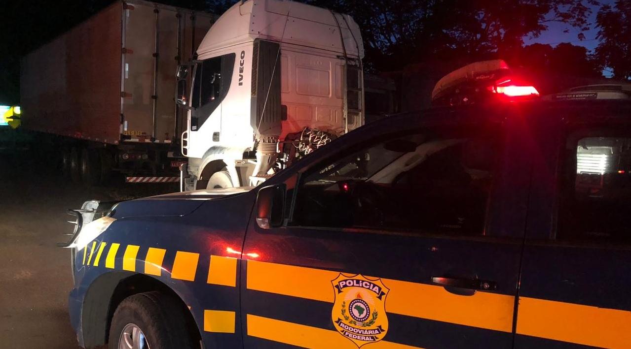 PRF prende caminhoneiro que realizava manobras perigosas com CRLV falso em Guaraí