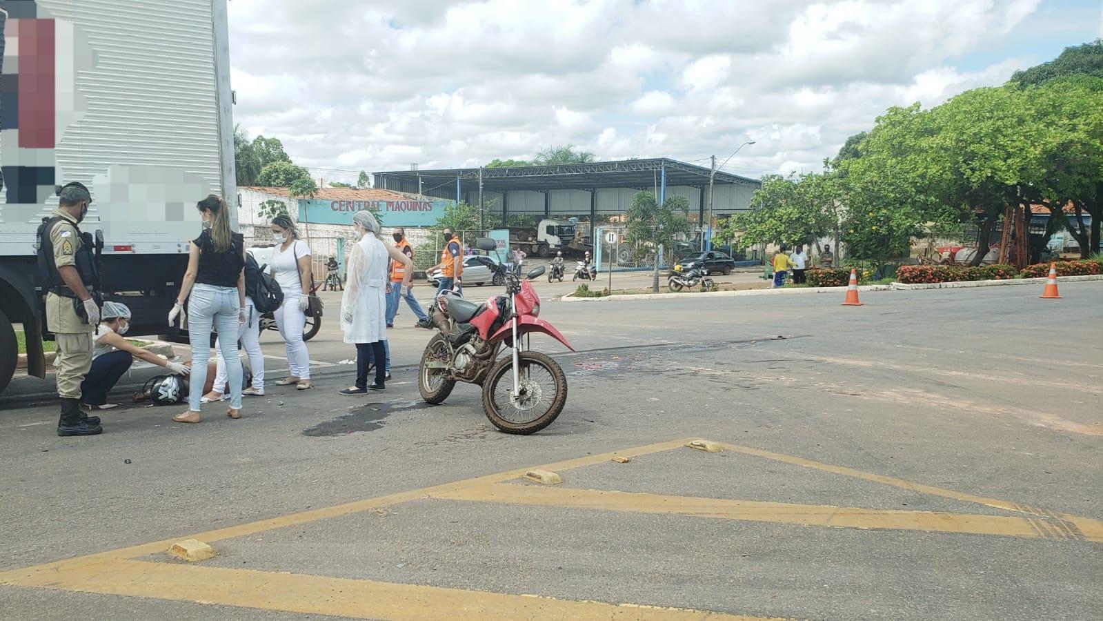 Duas pessoas ficam gravemente feridas após acidente envolvendo moto e carreta em Guaraí