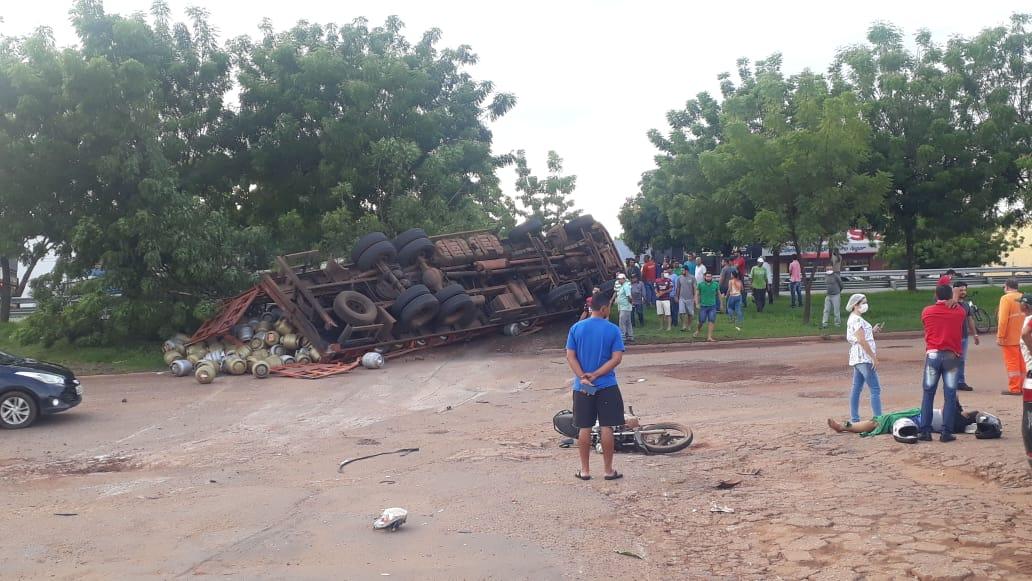 Casal de moto é atingido por caminhão de gás em Guaraí; veículo teria perdido os freios