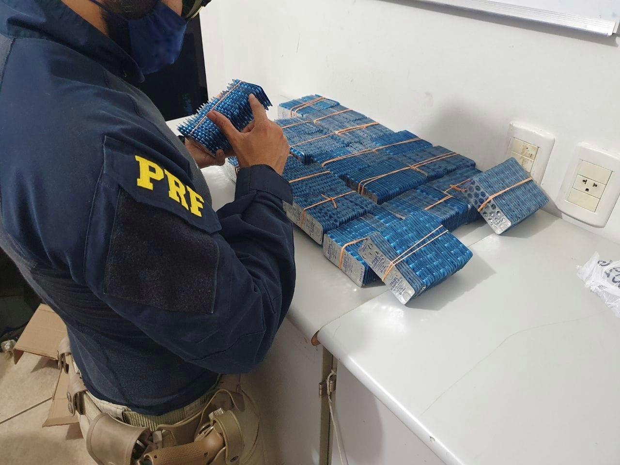 PRF apreende em Guaraí 20 mil comprimidos de Pramil, que possui venda proibida no Brasil
