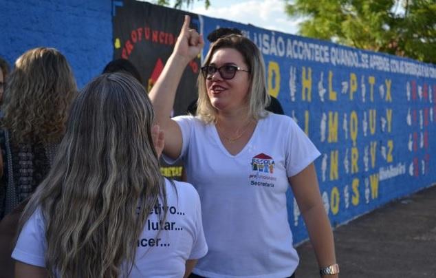 Mesmo sem ter alunos surdos, escola incentiva ensino de Libras com pintura de muro em Guaraí