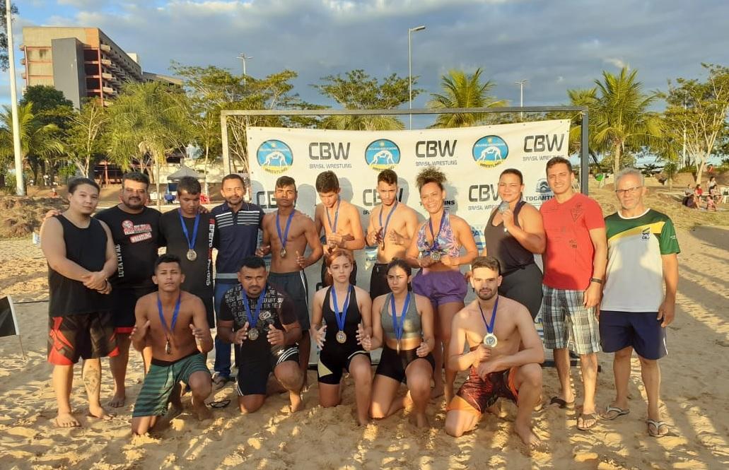 Equipe Impacto Jovem de Guaraí conquista 9 ouros e uma prata no estadual de luta de praia