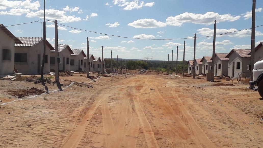 Residencial popular com 61 casas sendo construídas começa a receber asfalto em Guaraí
