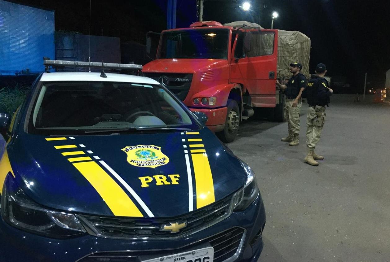 Caminhão com motor e peças roubadas há 3 anos é apreendido durante fiscalização em Guaraí