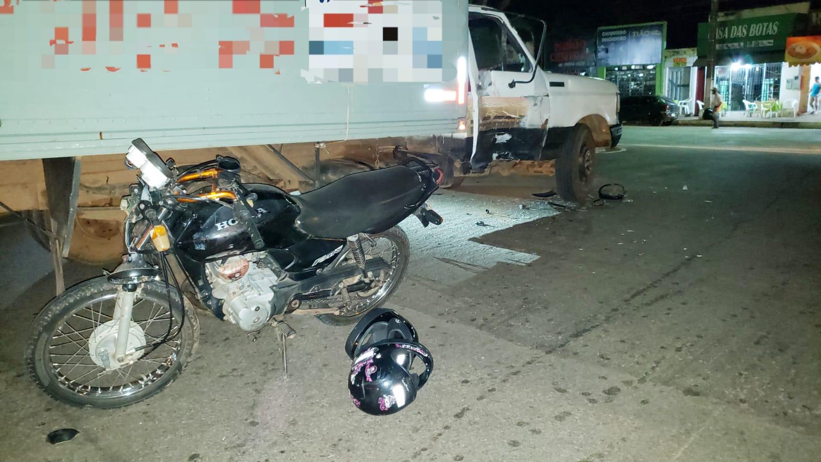 Motociclista fratura clavícula ao colidir com baú em trevo sem iluminação da BR-153 de Guaraí