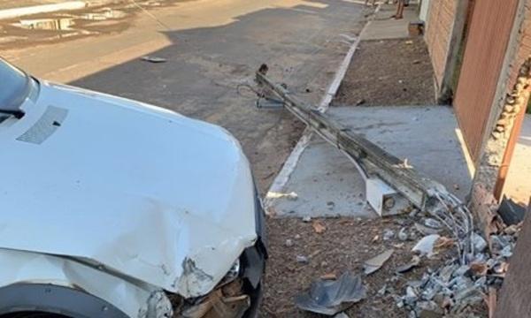 Condutor alcoolizado e inabilitado derruba poste, além de muro residencial na Avenida Tocantins