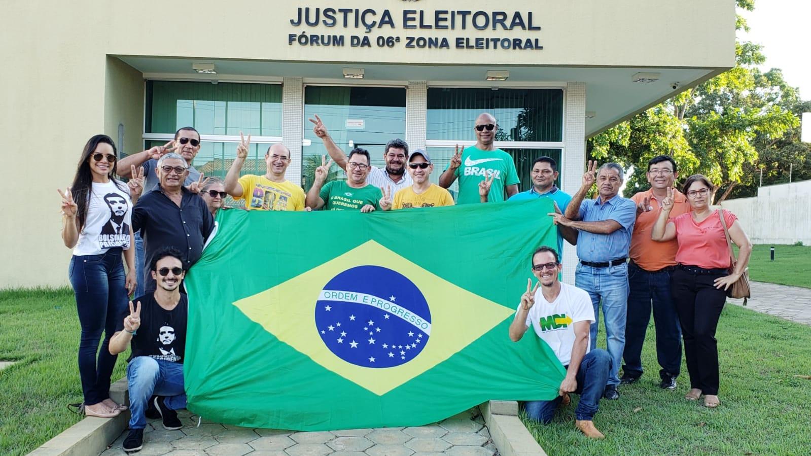 Bolsonaristas de Guaraí realizam ato de desfiliação coletiva em apoio ao Presidente da República
