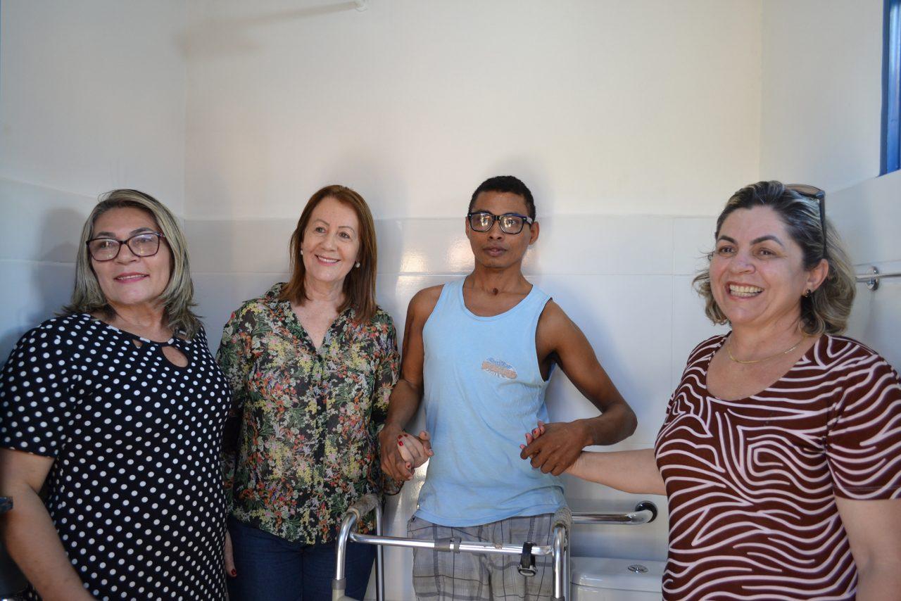 Após atuação de agentes do CRAS, casa de cadeirante em Guaraí ganha banheiro adaptado