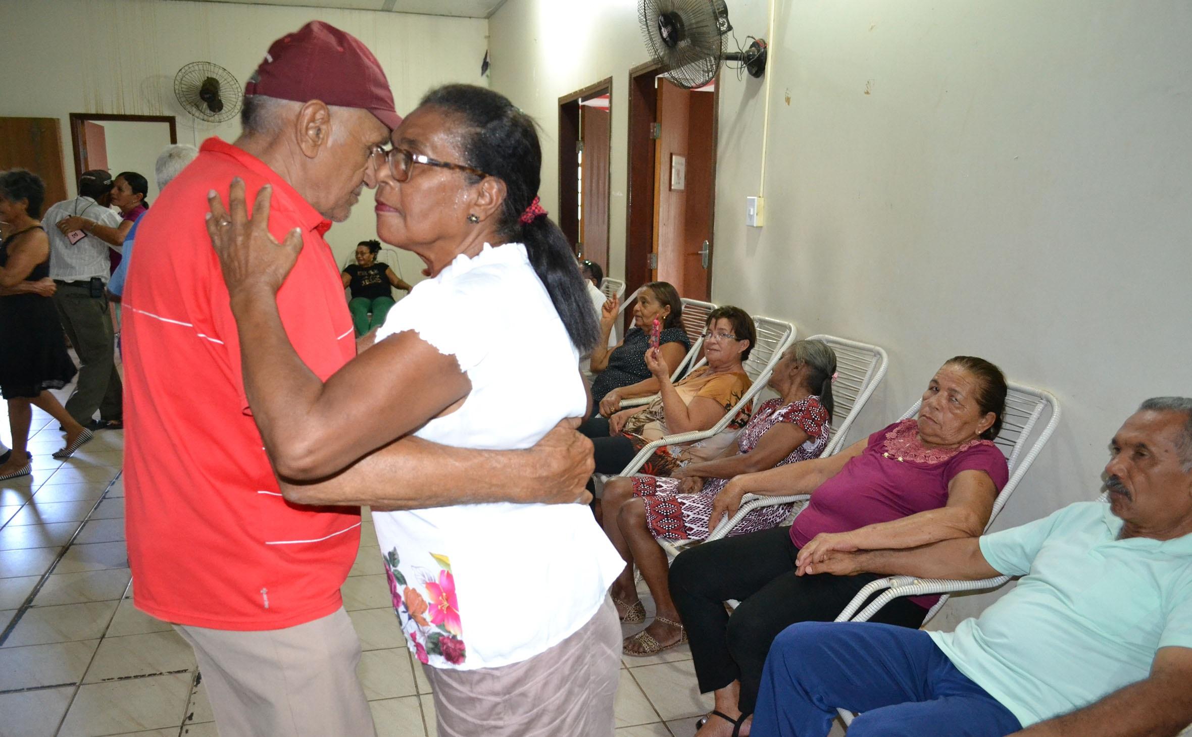 Dançando muito forró, idosos de Guaraí resgatam o prazer pela vida e criam laços de amizade