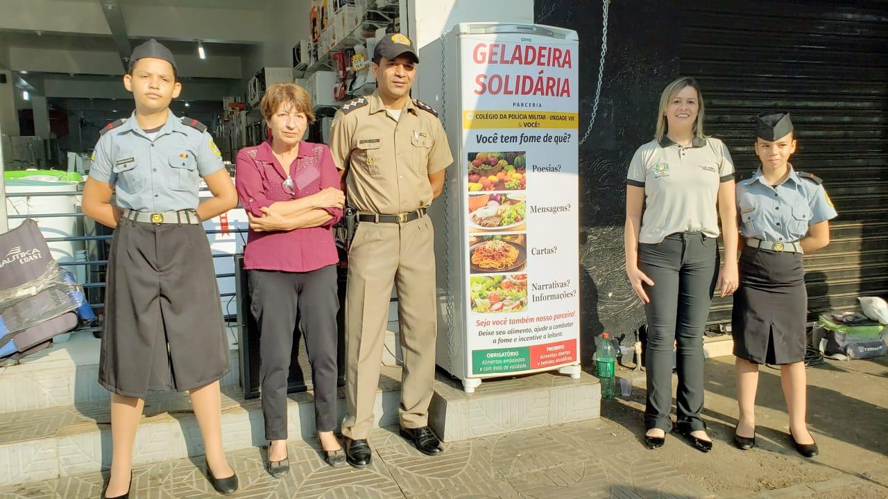Geladeira solidária instalada no centro de Guaraí oferece alimentos e poesias para moradores